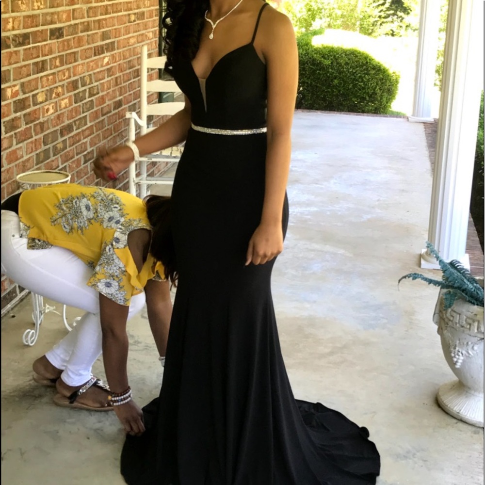 ELEGANT BLACK FITTED PROM DRESS